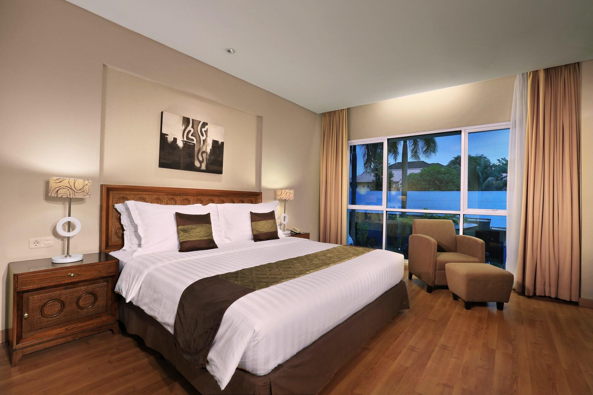 Aston Tanjung City Hotel Экстерьер фото