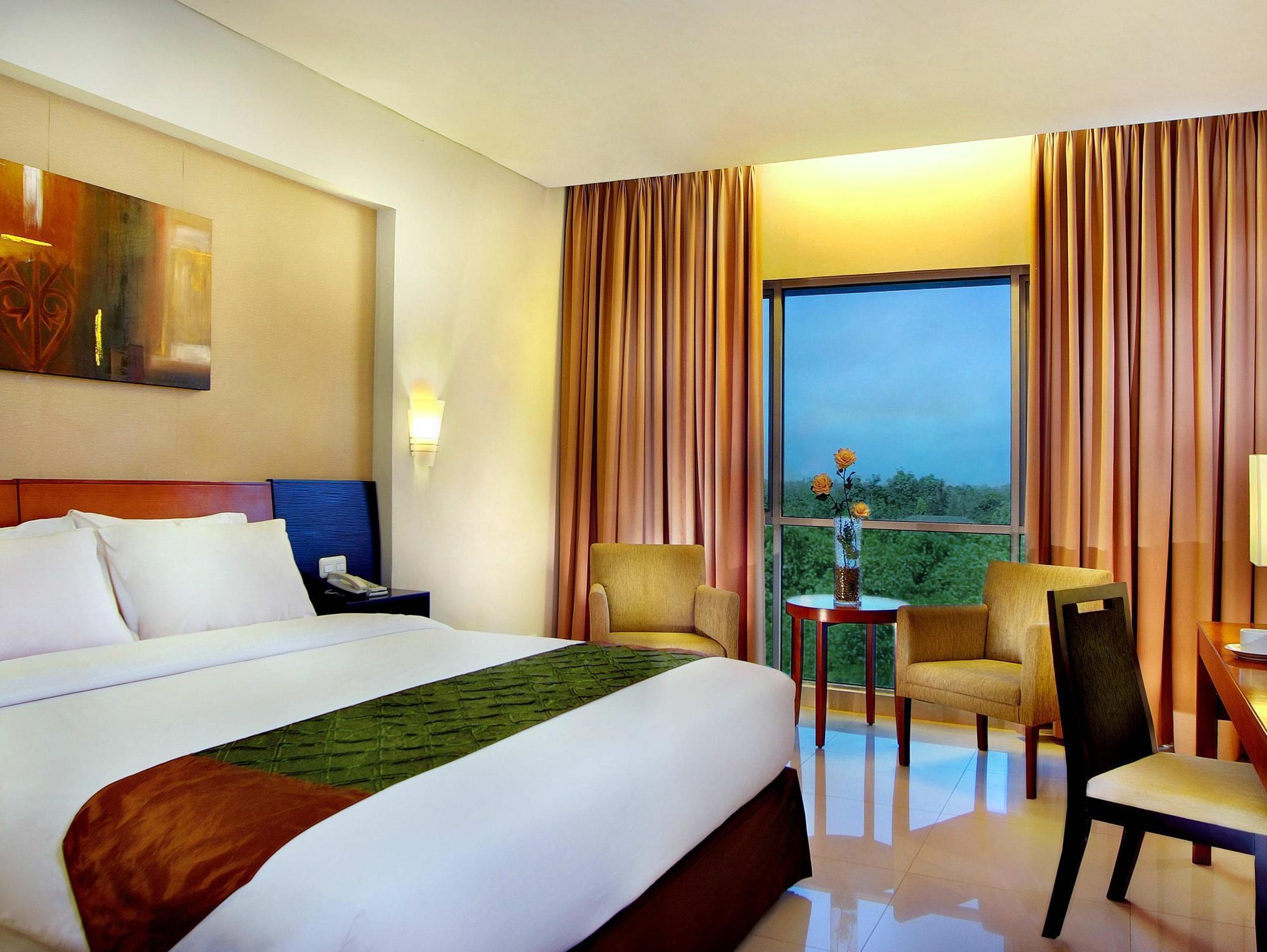 Aston Tanjung City Hotel Экстерьер фото